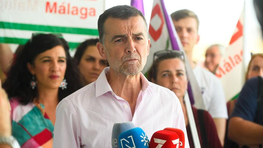 El líder de IU, Antonio Maíllo, atiende a los medios de comunicación en Málaga.