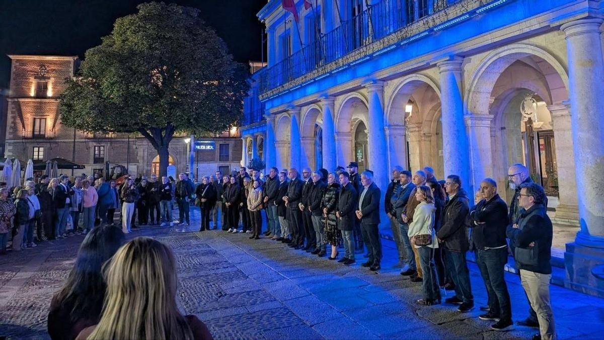León guarda un profundo minuto de silencio por las víctimas de la tragedia ferroviaria de Urda
