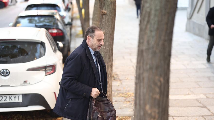 Ábalos se presenta como víctima de una investigación “clandestina” y afirma que ha tenido que defenderse “a ciegas”