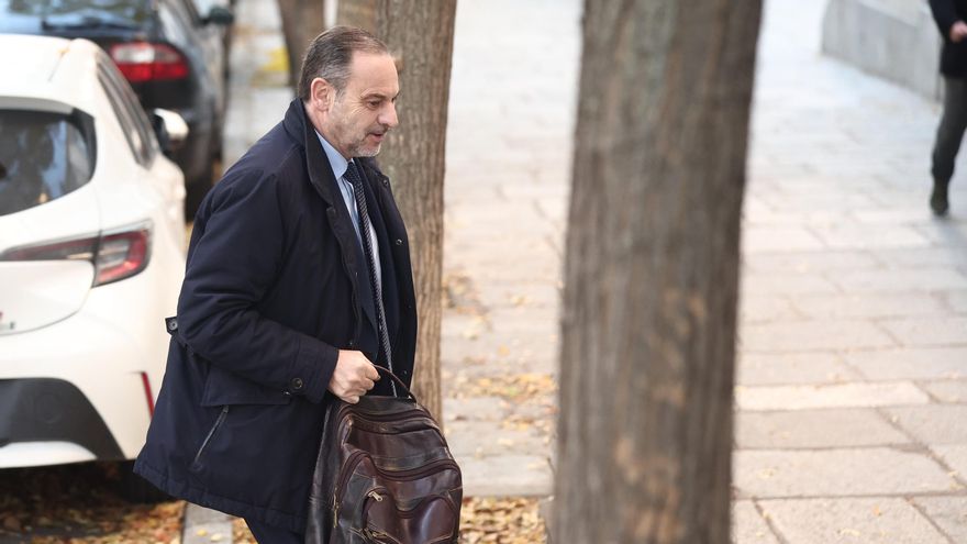 Archivo - El exministro José Luis Abalos a su llegada al Tribunal Supremo, a 27 de noviembre de 2025, en Madrid (España).