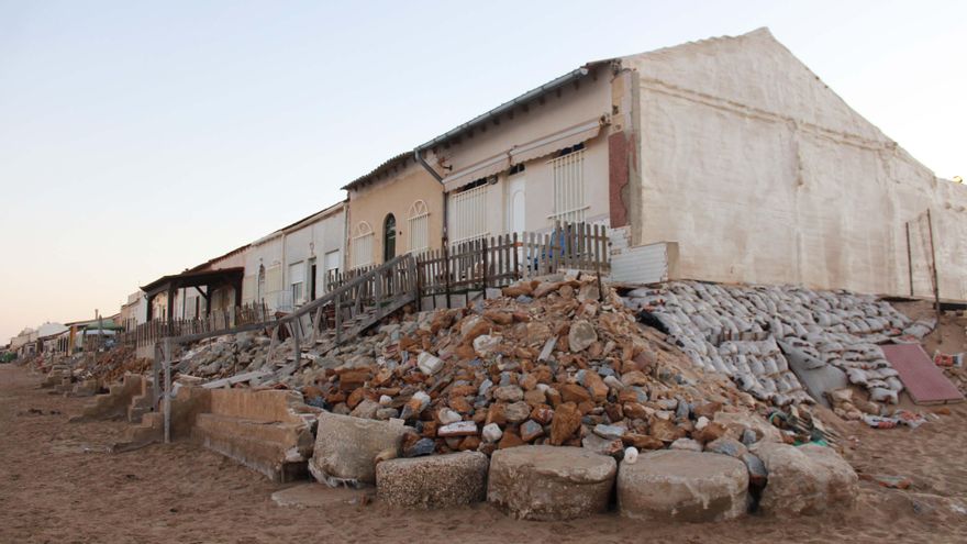 Expertos evalúan el conflicto de la Playa de Babilonia (Guardamar): “Las casas están frenando que el tramo dunar se erosione”