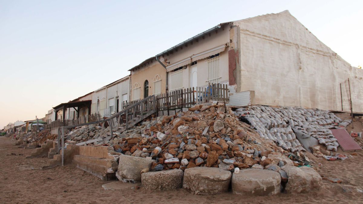 Expertos evalúan el conflicto de la Playa de Babilonia (Guardamar): “Las casas están frenando que el tramo dunar se erosione”