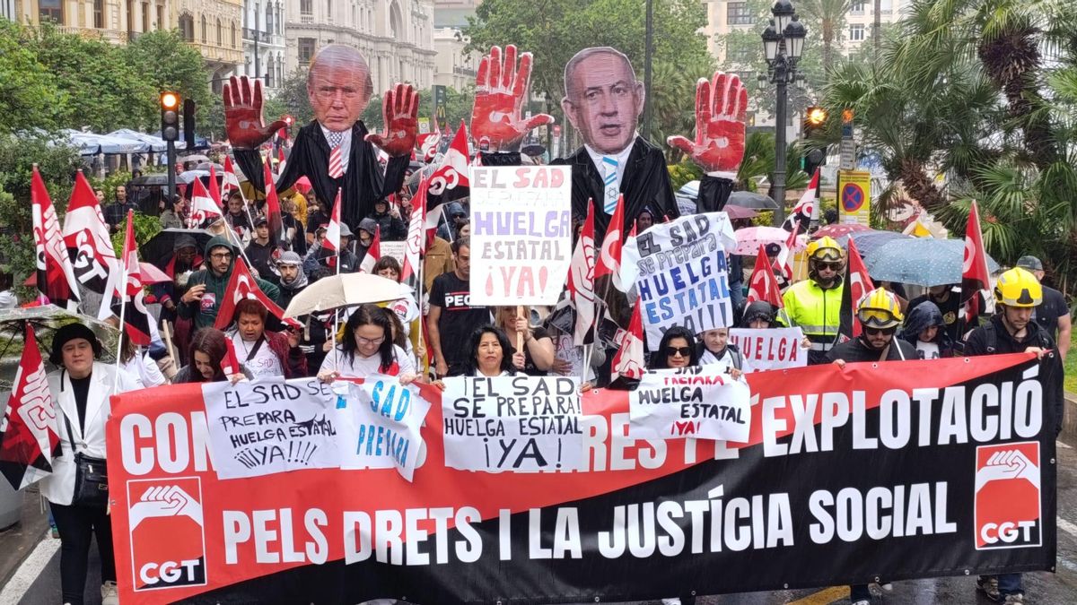 El anarcosindicalismo toma las calles de València en un nuevo 1 de Mayo teñido de rojo y negro