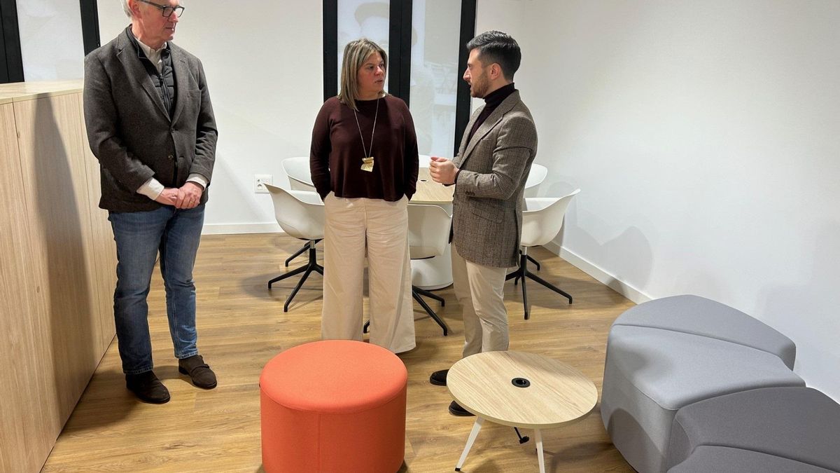 El director de Reto Demográfico, Marcos Niño; la vicepresidenta del Gobierno, Gimena Llamedo; y el alcalde de Cudillero.