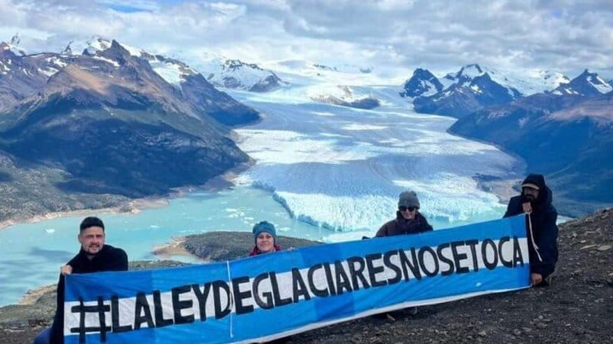 Activistas ambientales en Argentina en contra de la reforma de la Ley de Glaciares. Foto: cortesía Agencia Presentes para Mongabay Latam