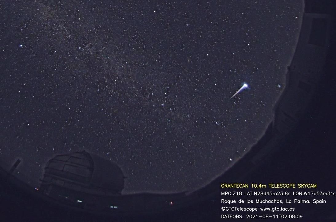 En la imagen, a la derecha, la Perseida captada por una de las cámaras del cielo del Gran Telescopio Canaria en la madrugada de este miércoles, 11 de agosto.