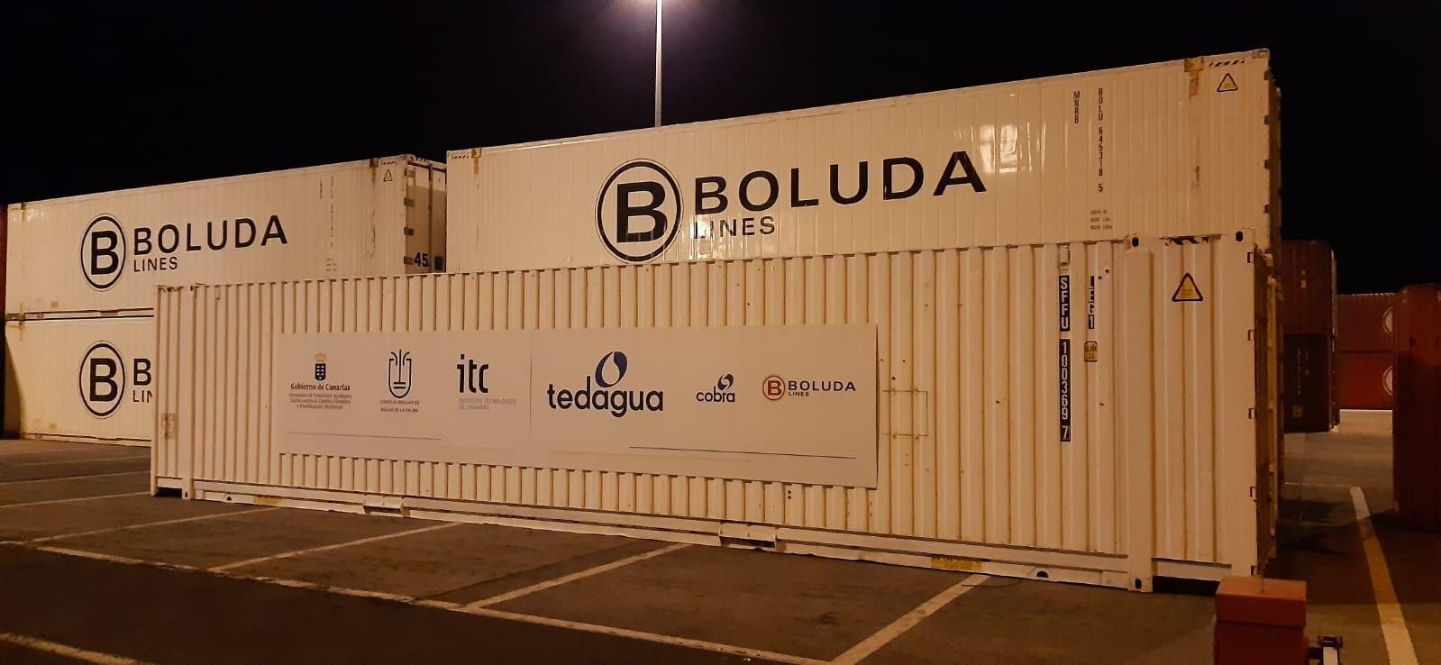 Contenedores con las desaladores en el Puerto de Santa Cruz de La Palma.