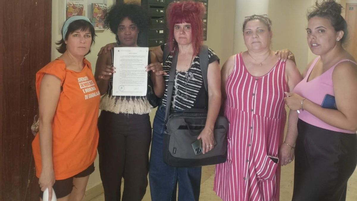 Nueva intentona de desahuciar sin aviso judicial a madres vulnerables con menores de un bloque en Azuqueca