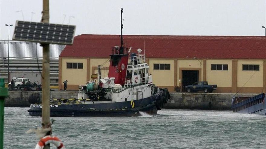 Rescatan a una madre y niña 3 años atrapadas en batea en el puerto de Ceuta