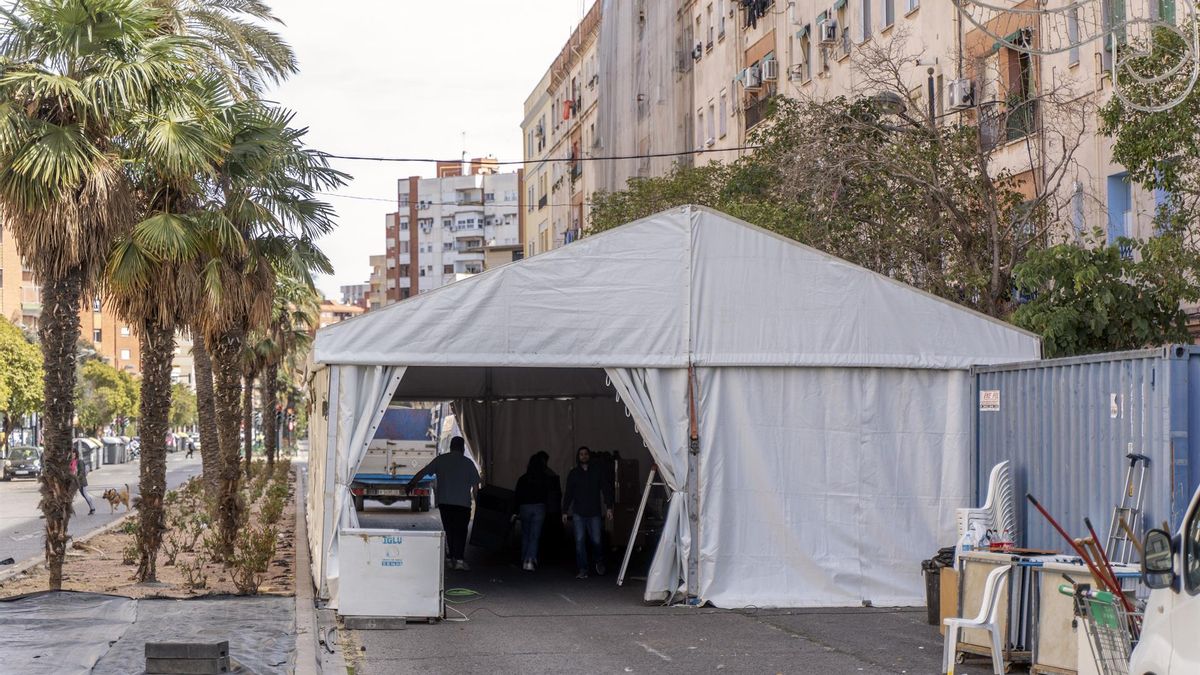 Montaje de una carpa en València el pasado 7 de marzo.