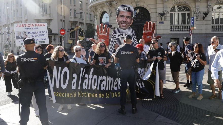 Las víctimas de la dana exigen el ingreso en prisión de Mazón en una protesta frente al Congreso de los Diputados