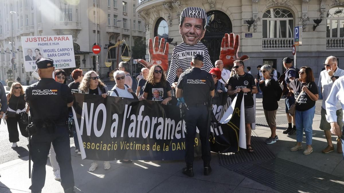 Las víctimas de la dana exigen el ingreso en prisión de Mazón en una protesta frente al Congreso de los Diputados