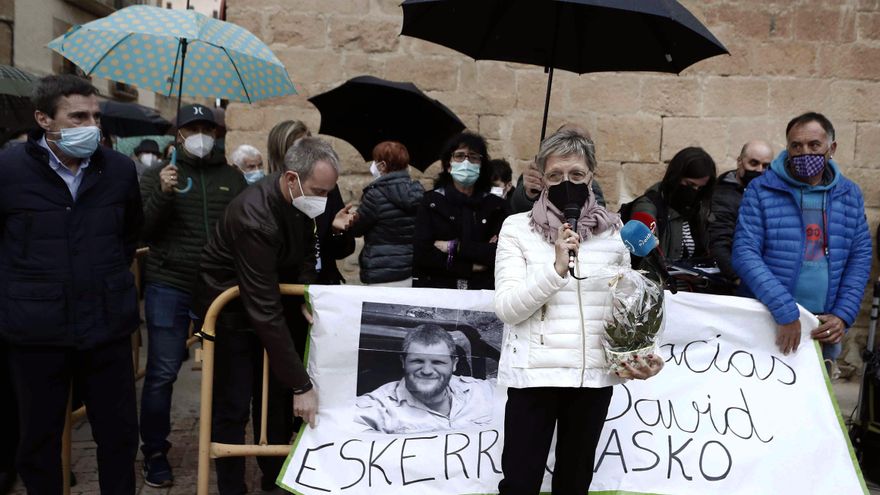 Familiares y amigos guardan un minuto de silencio en recuerdo de Beriain