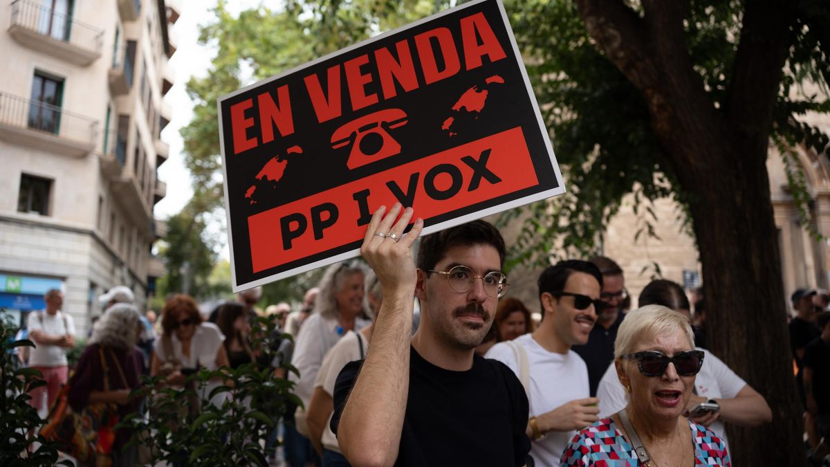 Un cartel critica que las Islas están "en venta" y pone como referencia para contactar a PP y Vox.
