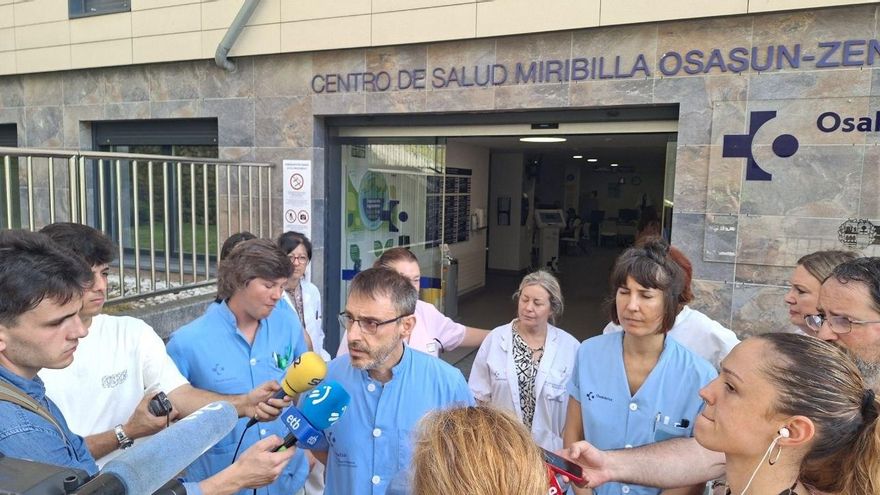Juan De Diego, frente al centro de salud Miribilla en Bilbao denunciando las altas temperaturas
