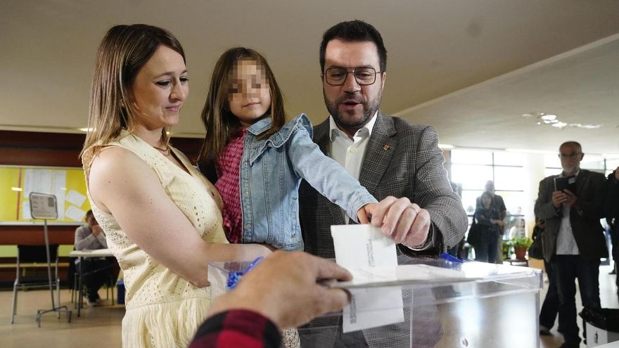 El presidente de la Generalitat y candidato a la reelección, Pere Aragonès vota junto a su mujer y su hija en su colegio electoral en Pineda de Mar (Barcelona), este domingo.