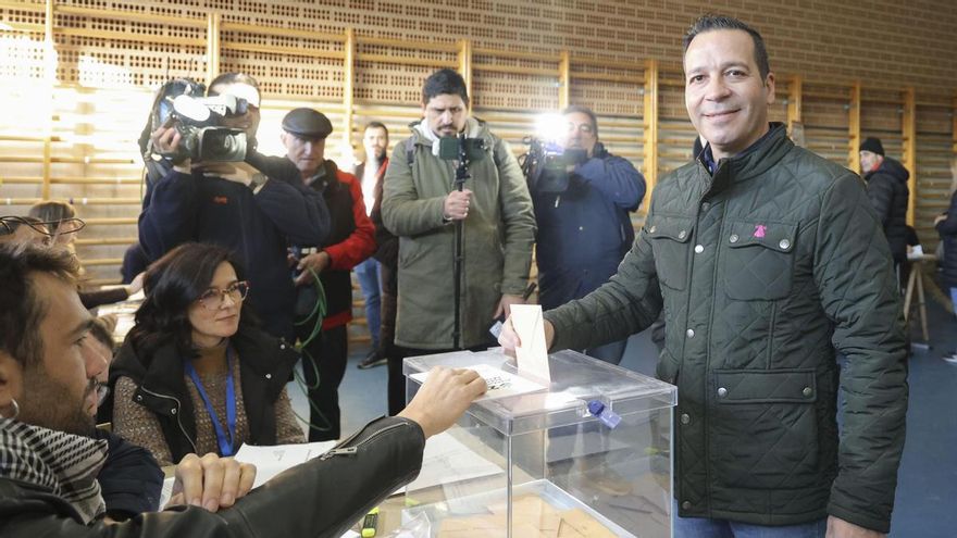 El candidato de Vox en la Elecciones de Extremadura, Óscar Fernández Calle, ejerce su derecho a voto en el CEIP Castra Caecilia de Cáceres, este domingo a las 10:00.