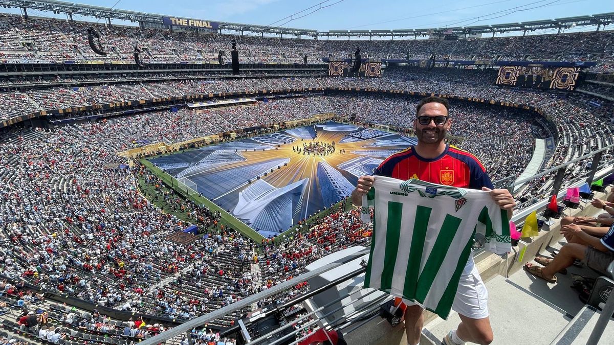 Leandro Iglesias posa con la camiseta de Javi Moreno de la 96/97
