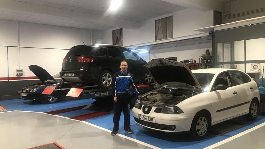 Raúl Paricio en las instalaciones de su taller 'Garaje Avenida', que abrió a finales de agosto