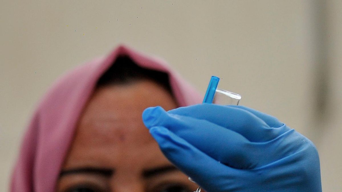 04 March 2021, Egypt, Cairo: A health worker prepares a dose of AstraZeneca's COVID-19 vaccine at Qattameya's Medical center. Starting from today, Egypt is including the elderly and people with chronic diseases in the coronavirus vaccination campaign, a month after vaccinating medical staff. Photo: Mohamed Shokry/dpa