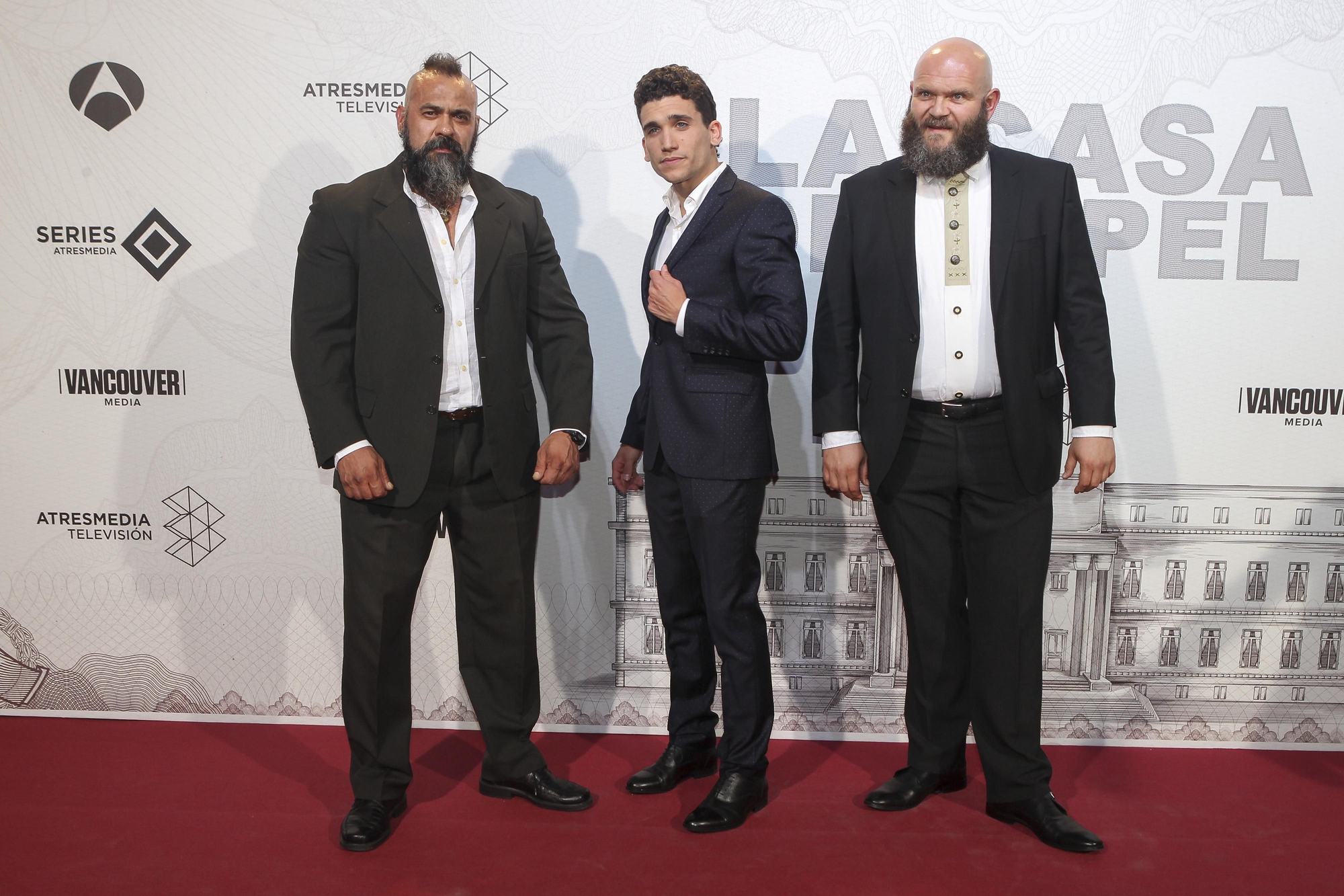 Los actores Roberto García , Jaime Lorente y Darko Peric en la presentación de 'La casa de papel'