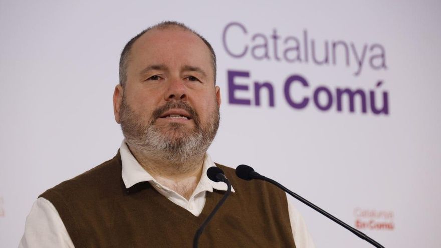 El portavoz de los comuns, Joan Mena, en rueda de prensa