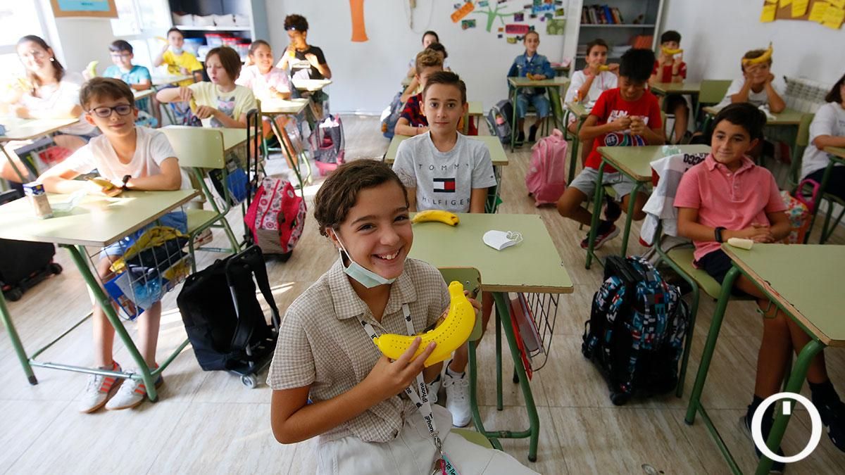El colegio Almanzor apoya a La Palma desayunando un plátano de Canarias