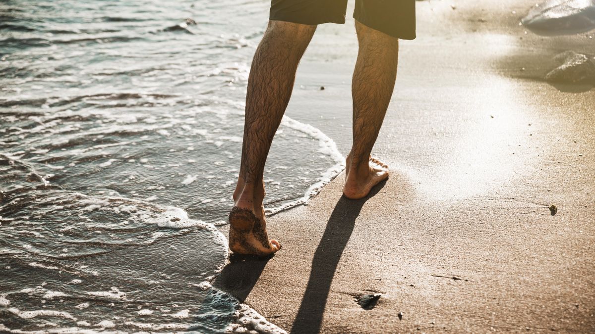 Los riesgos y beneficios de caminar por la playa, según dos podólogos: "Los músculos trabajan más"