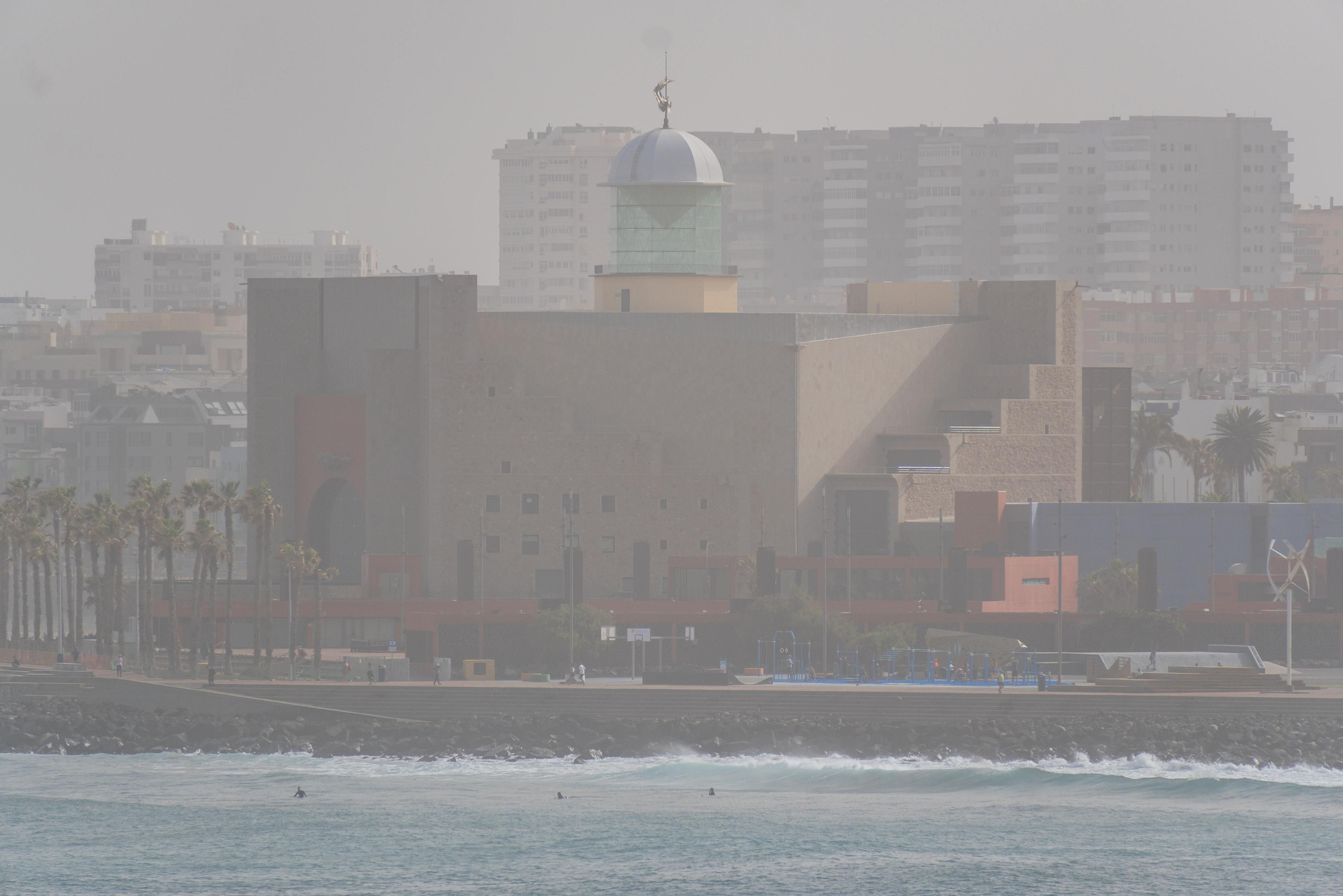 Las Palmas de Gran Canaria bajo una intensa calima este lunes