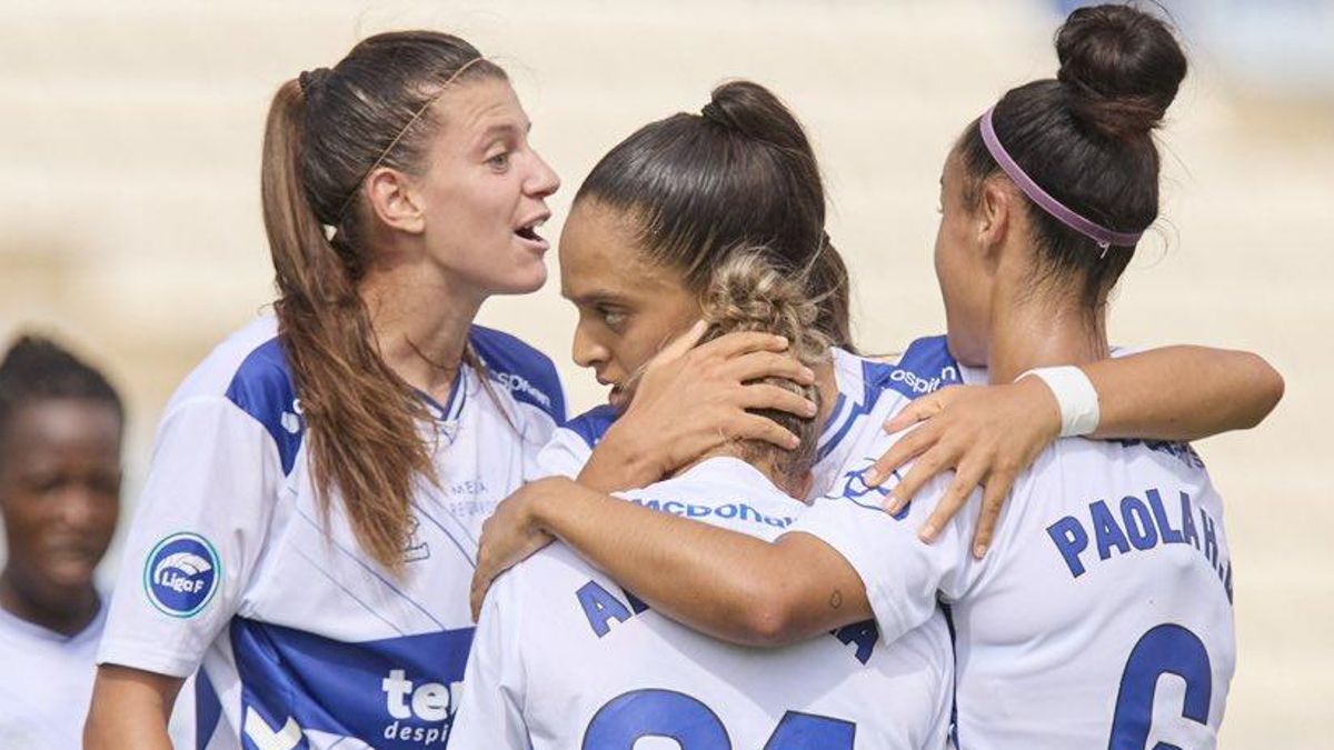 Las guerreras celebran un gol en el Artés Carrasco