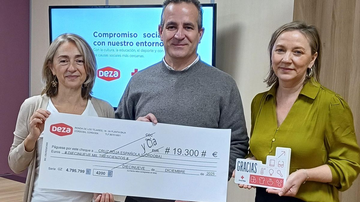Deza dona 19.300 euros a Cruz Roja en nombre de su clientela