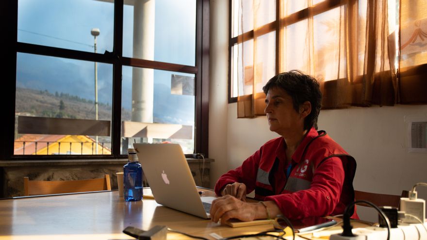 La directora del Observatorio Geofísico Central, Carmen López, desde el centro base del IGN. / FOTO: ANDREA DOMÍNGUEZ