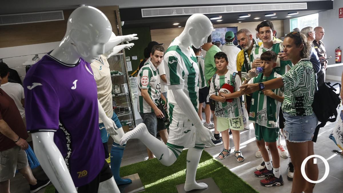 Locura y ganas por las nuevas pieles blanquiverdes