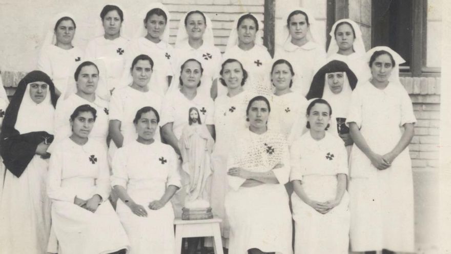Verano-otoño de 1938. Grupo de dieciocho enfermeras voluntarias junto a dos religiosas en el Grupo Escolar.