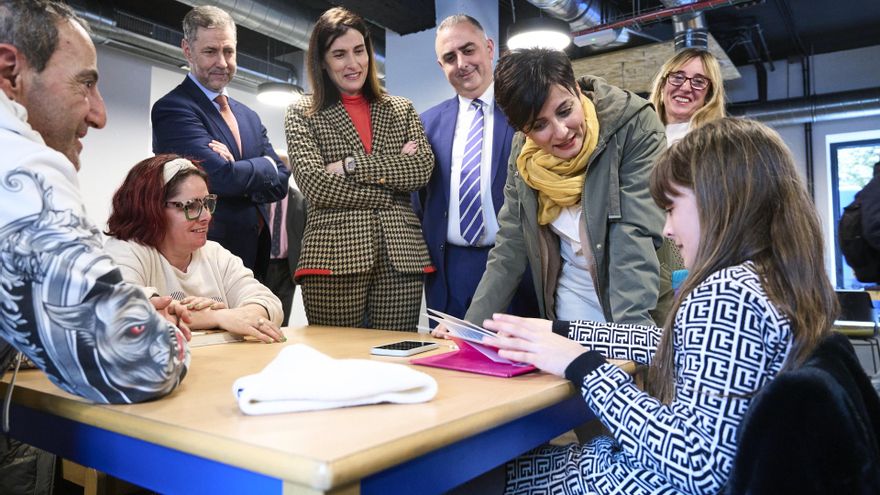 La ministra de Vivienda y Agenda Urbana, Isabel Rodríguez, y varias autoridades de Cantabria, durante la inauguración de la Biblioteca Municipal de Santander
