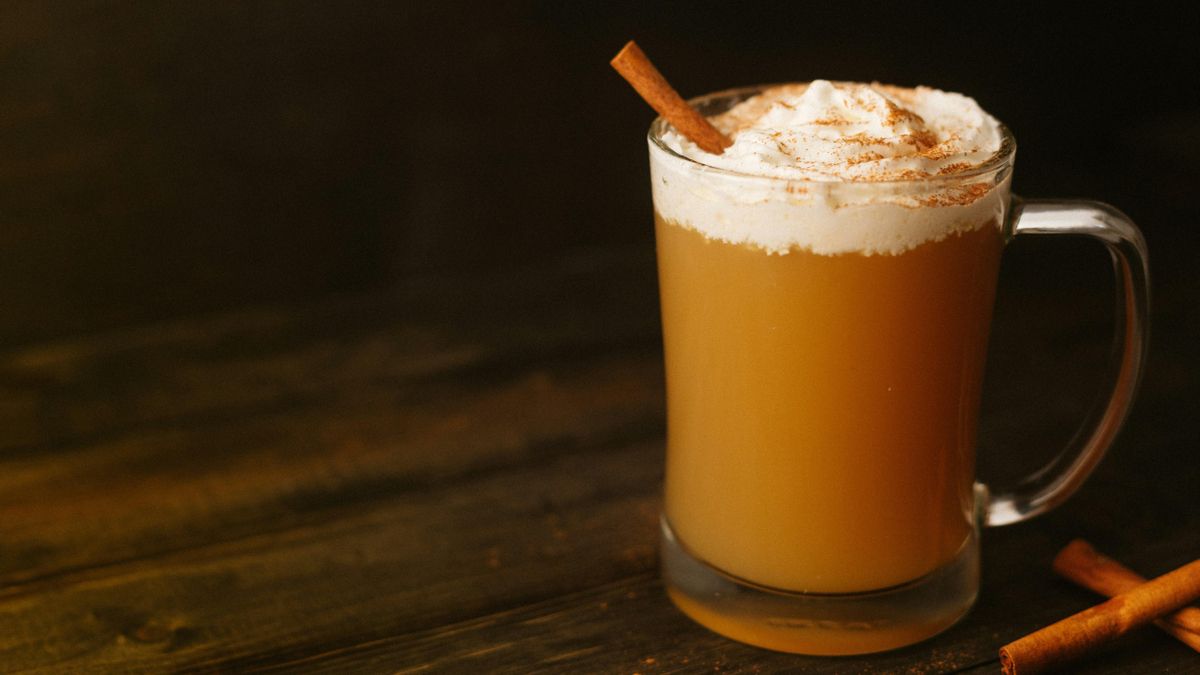 Tres elixires calientes que transforman con especias la rutina de bebidas otoñales: leche dorada, 'chai latte' y 'pumpkin spice latte'