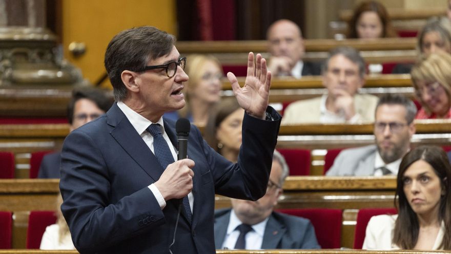 El presidente de la Generalitat de Cataluña, Salvador Illa, interviene durante la sesión de control en el pleno del Parlament, este miércoles en Barcelona. EFE/Marta Pérez