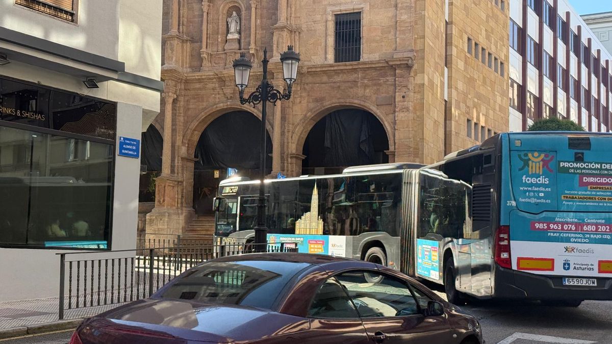Un autobús urbano esta mañana en Oviedo.
