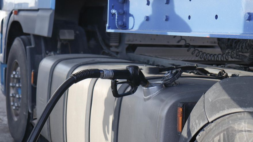 Archivo - Una persona reposta gasolina en su camión en una gasolinera de Albacete