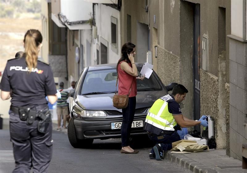 Agentes de la Policía recogen el material tras realizar su trabajo de investigación. (EFE/Ángel Medina G.)