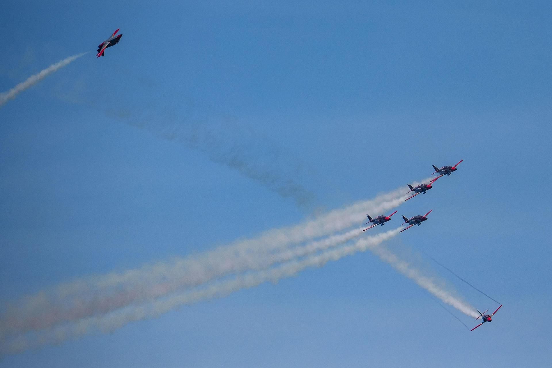 Exhibición aérea en la playa de Las Canteras. (EFE/ Angel Medina G.)