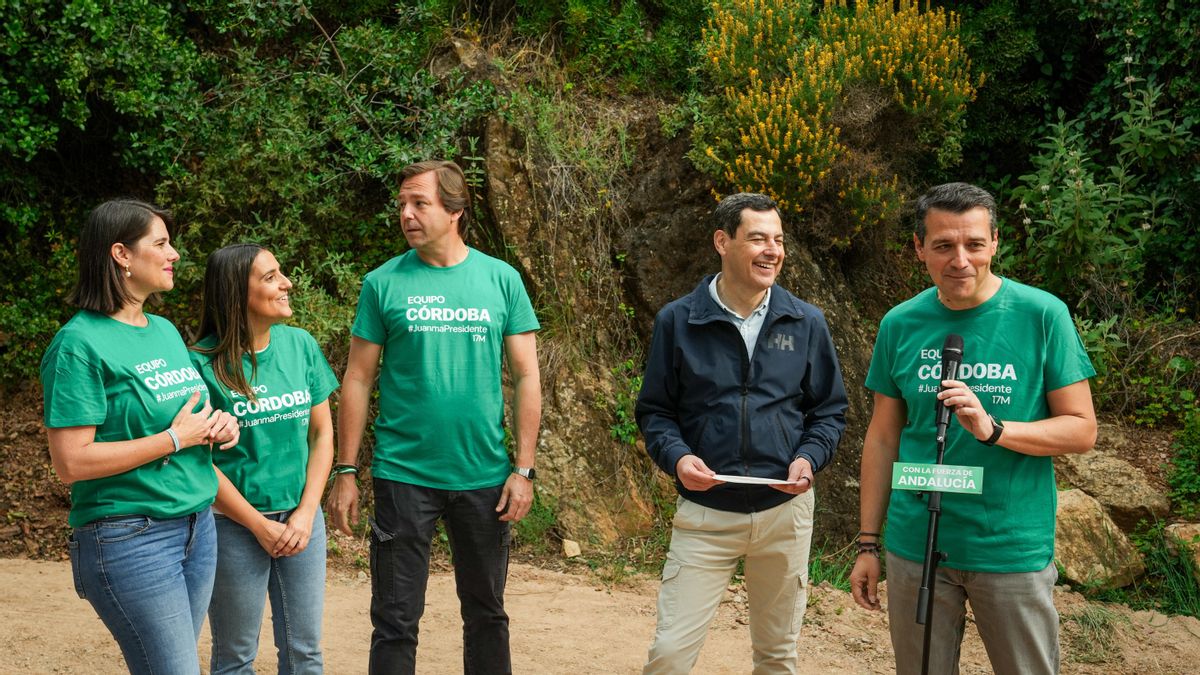 Juanma Moreno recorre el sendero de la fase 3 del Cinturón Verde de Córdoba junto a representantes del PP andaluz