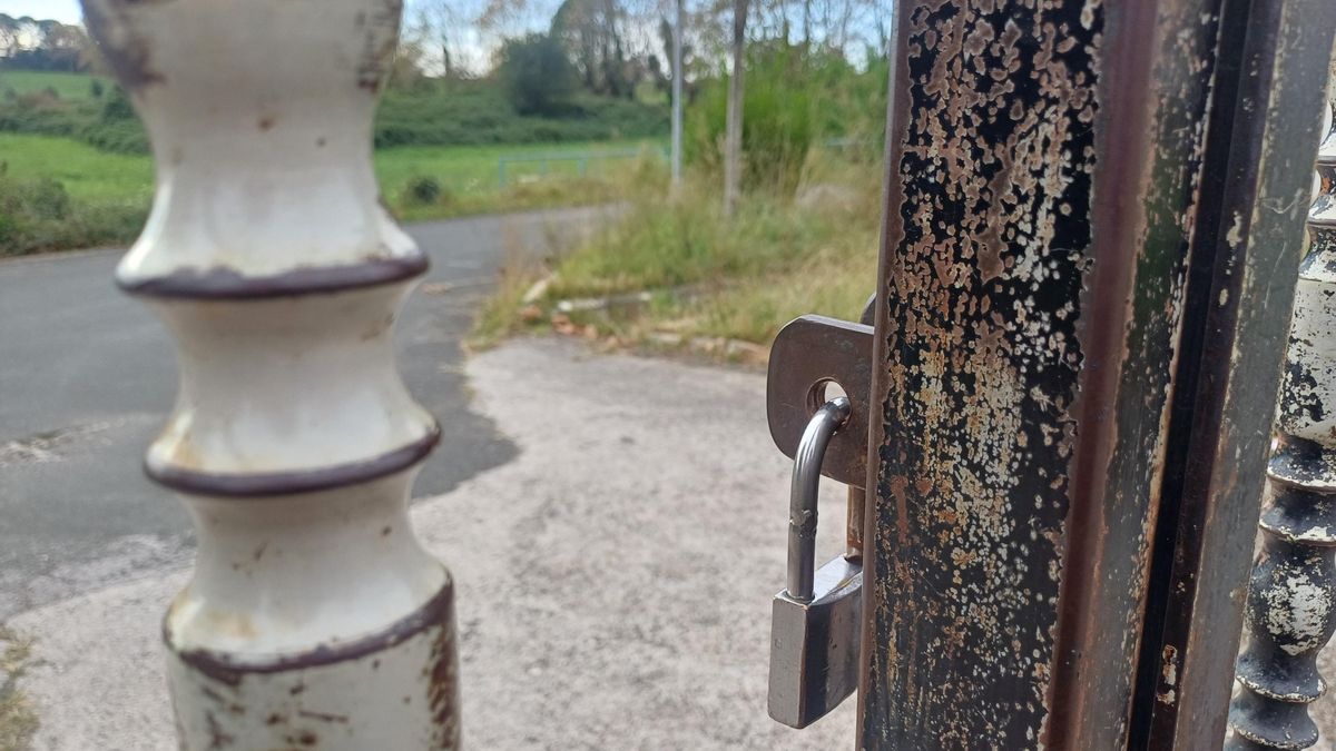 Candado en el acceso principal a la finca.