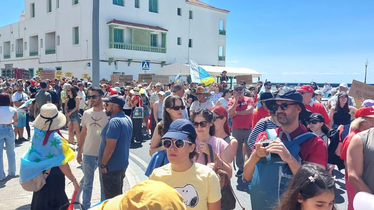 Manifestación en Lanzarote 'Canarias tiene un límite'.