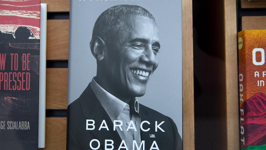 Vista de las memorias del expresidente estaounidense Barack Obama, 'A Promised Land', en una librería de Cambridge, Massachusetts, este 19 de noviembre de 2020. EFE/Cj Gunther