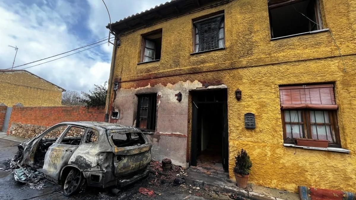 Incendio en un vehículo que dejó daños parciales en una vivienda en Jiménez de Jamuz.