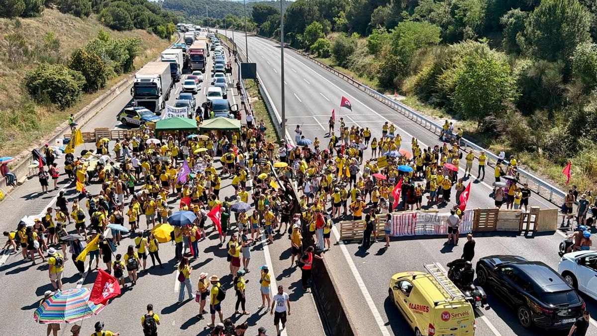 Los docentes catalanes cortan calles y autopistas por la huelga mientras los sindicatos negocian con el Govern