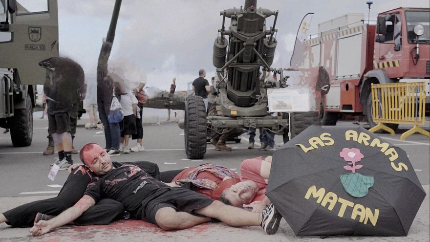 Cinco activistas se manifiestan en la Base Naval de Las Palmas en "una acción directa" contra la guerra y los ejércitos