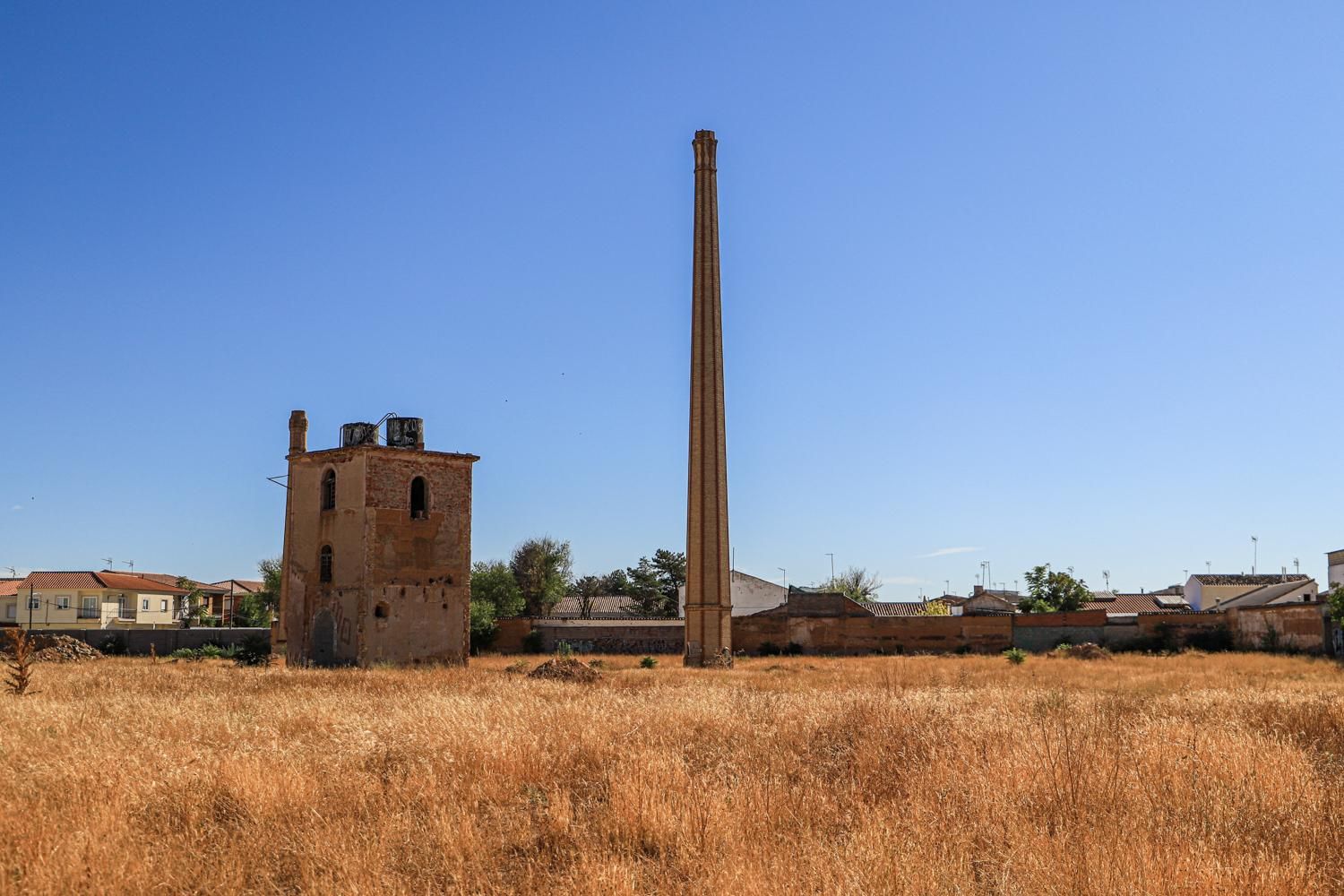 La altura de estas estructuras permitía evacuar el humo generado por las calderas de las antiguas alcoholeras de Tomelloso.