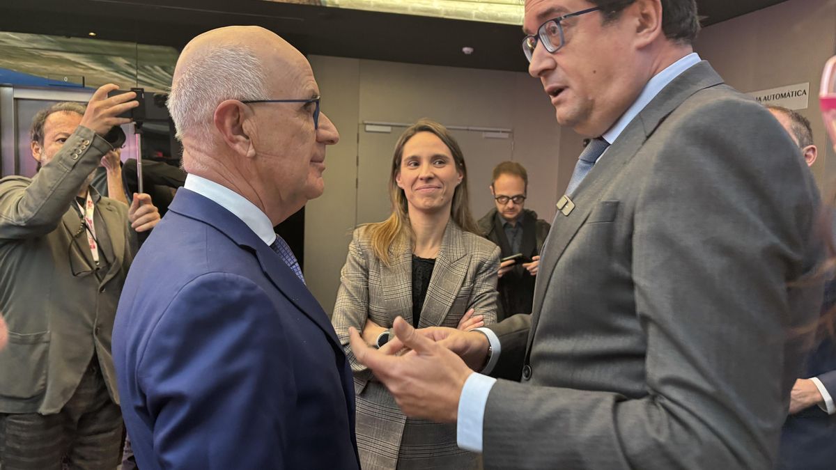 El ministro de Transición Digital y Función Pública, Óscar López, saluda al expolítico de UDC Josep Duran i Lleida en el XII Foro Rural Somos Litera.